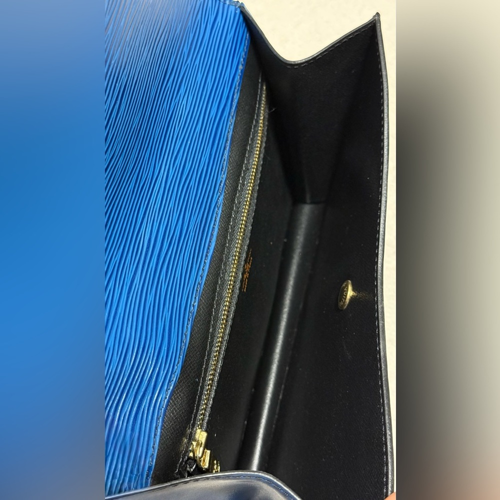 Louis Vuitton Montaigne 23 Clutch Toledo Blue Epi Leather - Picture 9 of 14